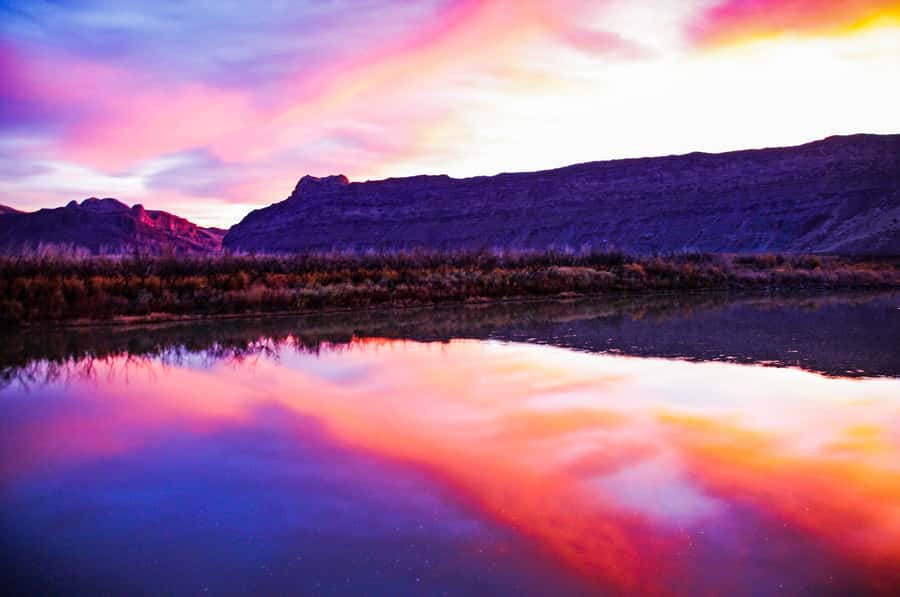 Moab: Colorado River Dinner Cruise with Music and Light Show - Seating, sound, and group size