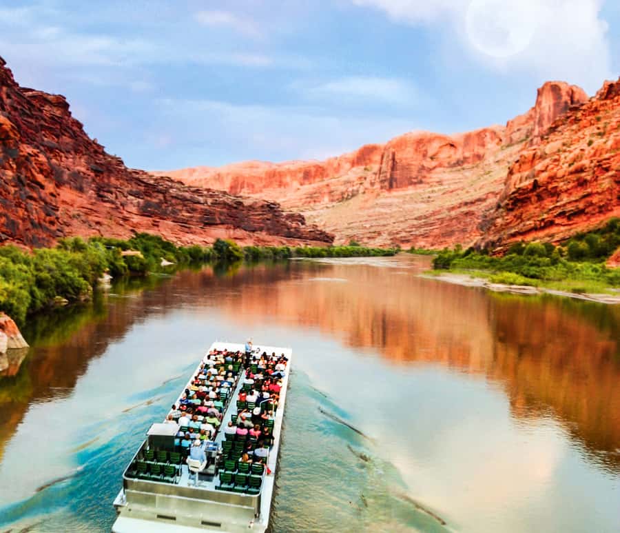 Moab: Colorado River Dinner Cruise with Music and Light Show - Who should book this evening