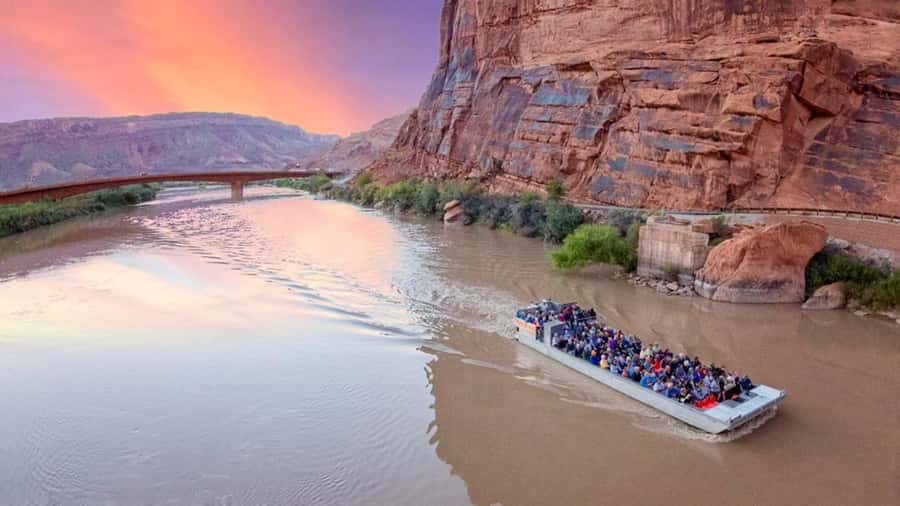 Moab: Colorado River Dinner Cruise with Music and Light Show - Starting near Moab with dinner by the river