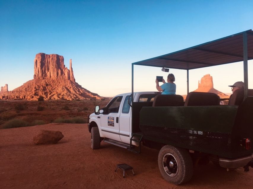 Monument Valley: Highlights Tour with Backcountry Access - The Mittens, Three Sisters, and John Ford Point