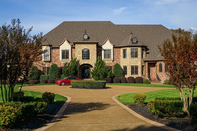 Nashville "Homes Of The Stars" Narrated Bus Tour with 30+ Celebrity Homes - The guide makes or breaks the two hours