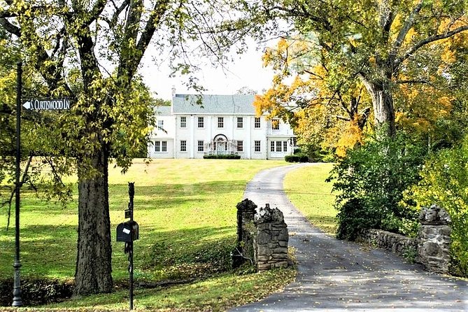 Nashville "Homes Of The Stars" Narrated Bus Tour with 30+ Celebrity Homes - The first stretch: Nashville landmarks with a music soundtrack