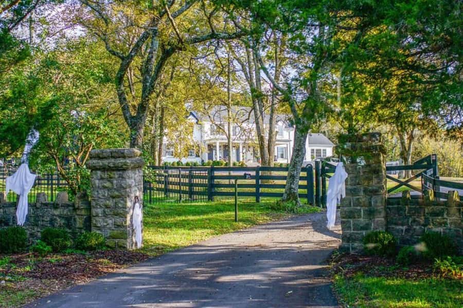 Nashville: Homes of the Stars Narrated Bus Tour - From downtown streets to grand residential neighborhoods