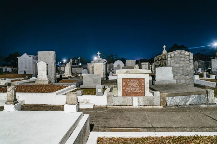 New Orleans: Cemetery Bus Tour At Dark with Exclusive Access - The 15-minute break at Morning Call Coffee Stand
