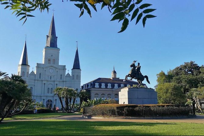 New Orleans City Tour: French Quarter, Garden District & Cemetery - The Garden District and its grand old homes