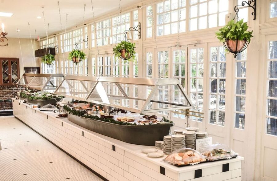 New Orleans: 'Court of Two Sisters' Jazz Brunch Buffet - What happens from 9 am to 11:30 am