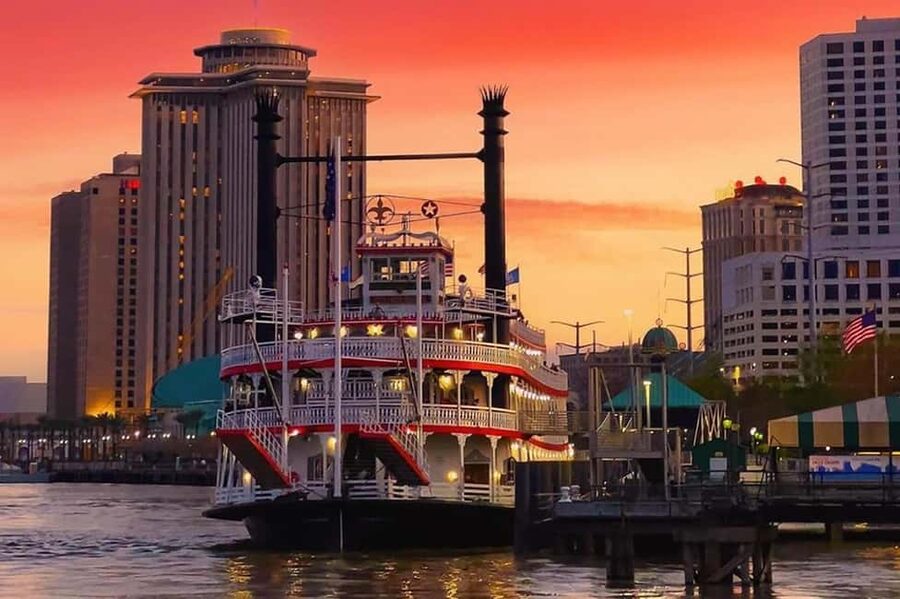 New Orleans: Evening Steamboat Jazz Cruise + Optional Dinner - The 7 p.m. departure and the changing river view