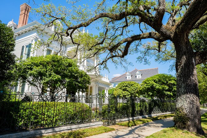 New Orleans: Garden District Tour - Lafayette Cemetery No. 1 from the gates