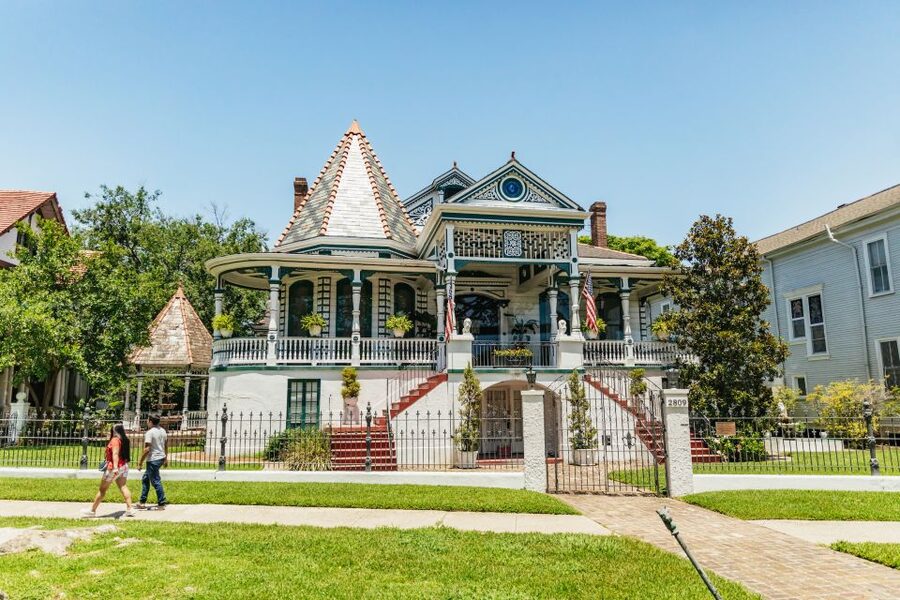 New Orleans: Sightseeing Bus Tour - The Garden District and celebrity homes