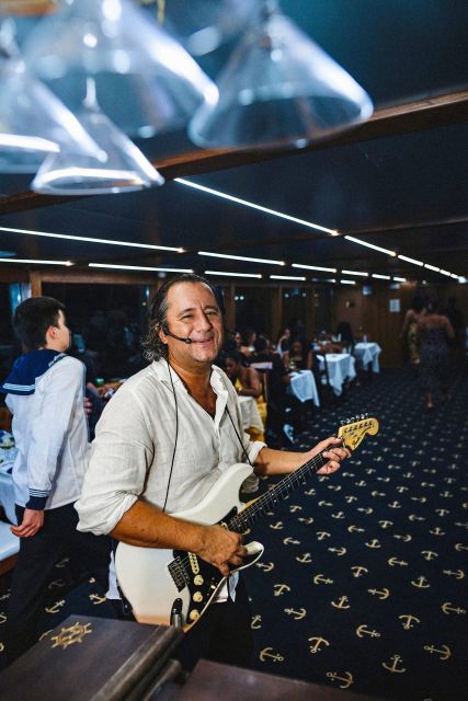 New York City: Gourmet Dinner Cruise with Live Music - Manhattan Bridge and Brooklyn Bridge: a strong opening view
