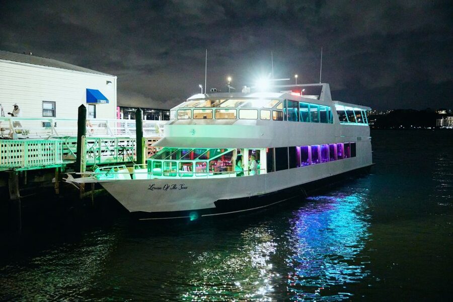 New York City: Gourmet Dinner Cruise with Live Music - Governors Island and the lower Manhattan waterfront