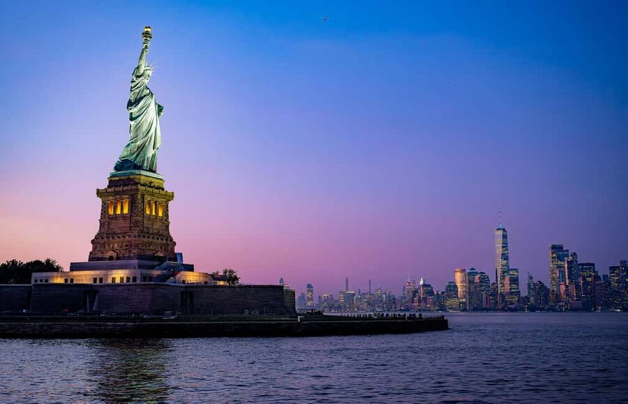 New York City: Gourmet Dinner Cruise with Live Music - Dinner, drinks, and the regular versus VIP choice