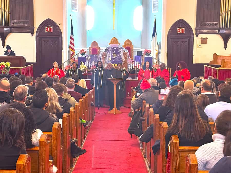New York City: Harlem Gospel Live Music Concert - The one-hour concert: choir, band, and audience energy