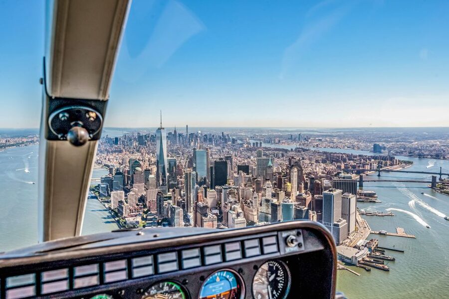 New York City: Manhattan Helicopter Tour - Recorded commentary keeps the pilot focused