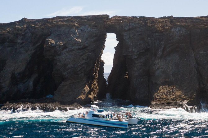 Ni'ihau and Na Pali Coast Snorkel Boat Tour - Food, drinks, and the crew’s role