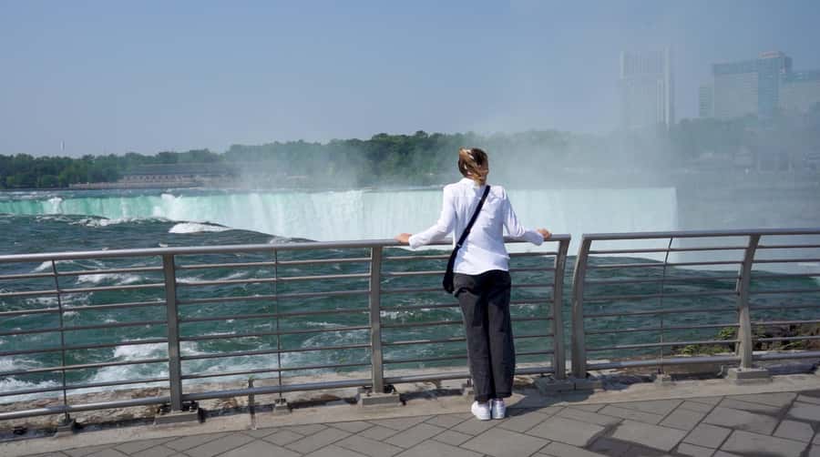Niagara Falls USA: Cave of the Winds & Maid of the Mist Ride - Guides, families, and the human side of the tour