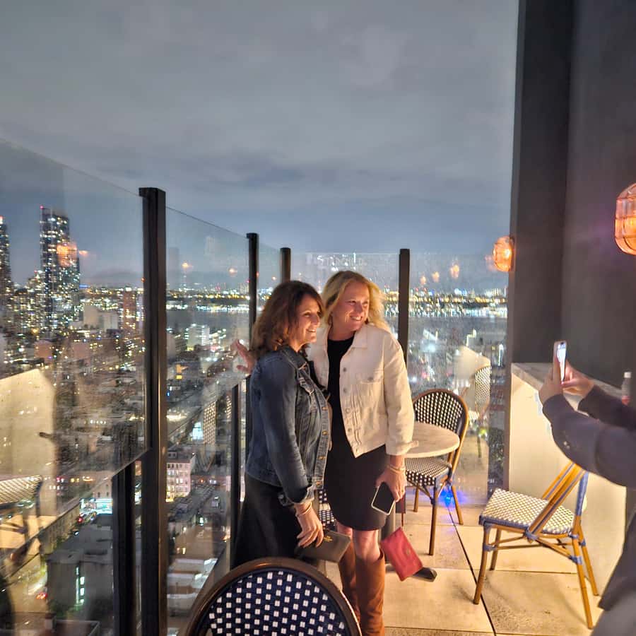 NYC: Bar, Lounge and Rooftop Nightlife Tour - Cocktail lounges and unusual bar interiors