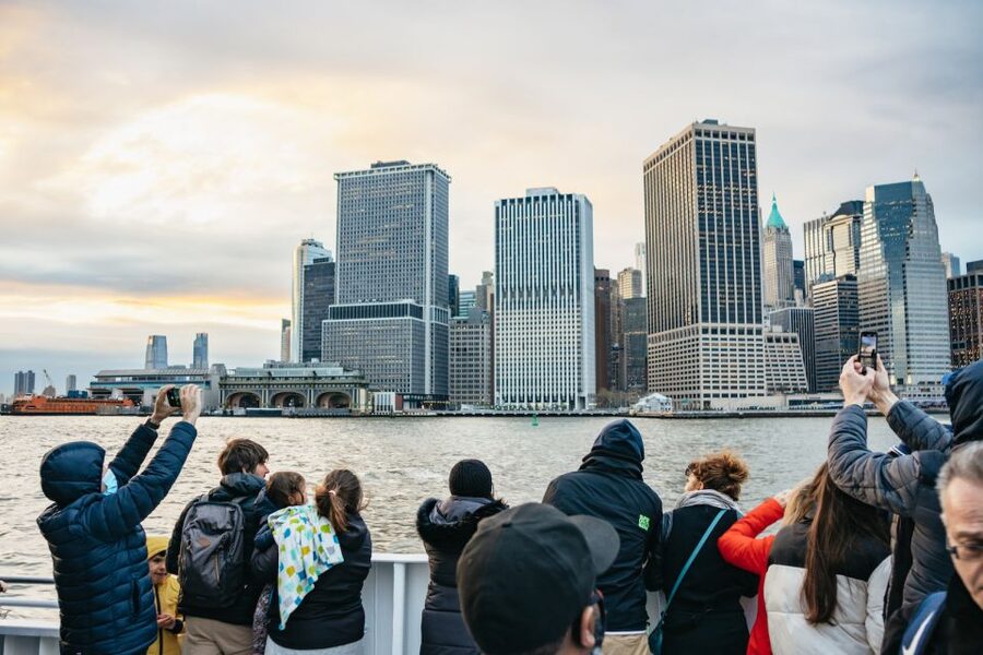 NYC: Circle Line 2h Harbor Lights Cruise Skip-The-Box-Office - Drinks, snacks, and comfort on the water