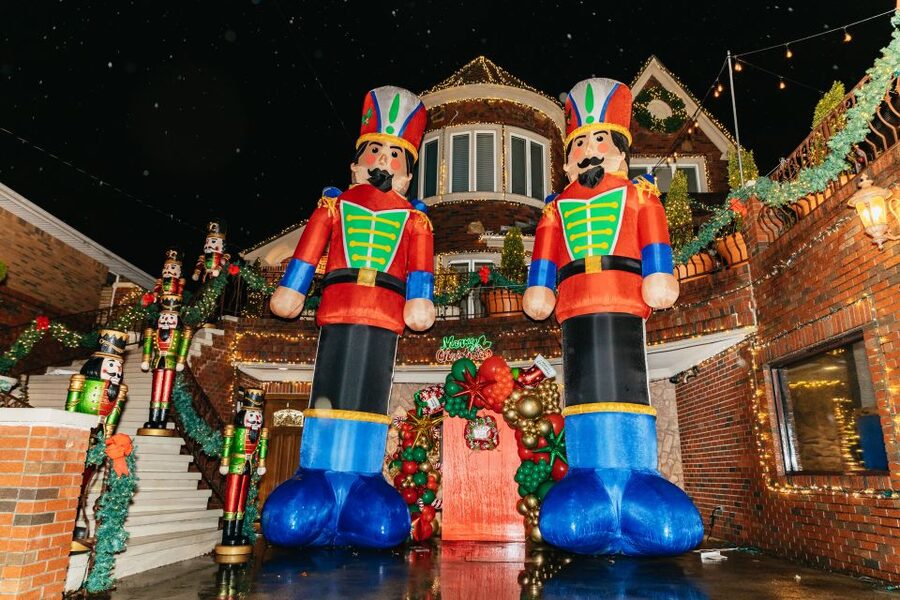 NYC: Dyker Heights Christmas Lights & Skyline View Bus Tour - One hour among the Dyker Heights displays