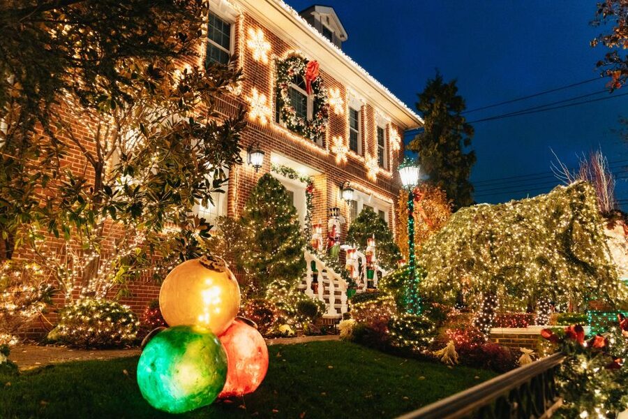 NYC: Dyker Heights Christmas Lights & Skyline View Bus Tour - Meeting at Junior’s in Midtown