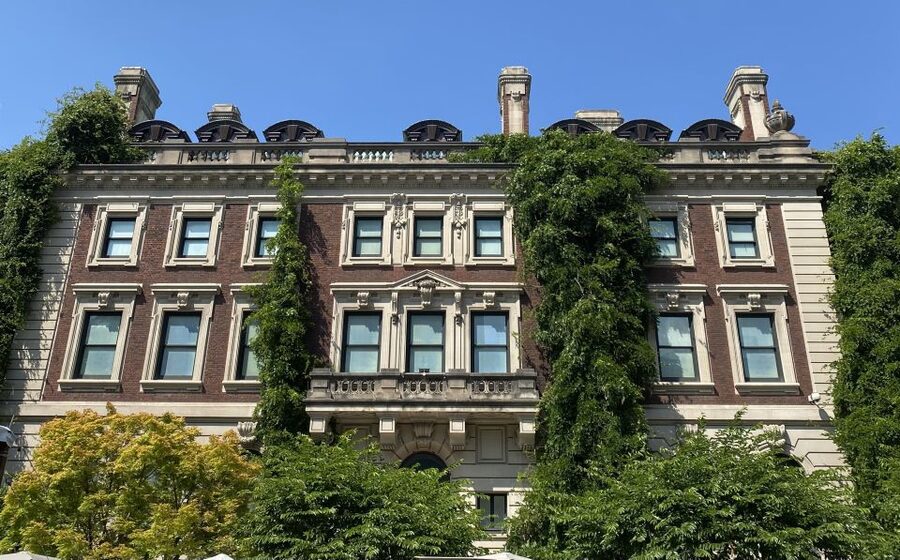 NYC: Gilded Age Mansions Guided Tour - How the guides shape the two hours