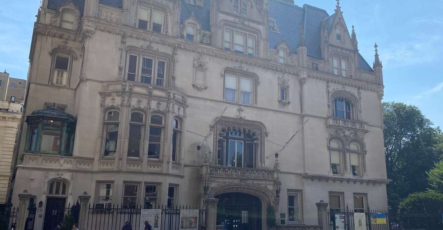 NYC: Gilded Age Mansions Guided Tour - Reading the mansions from the sidewalk