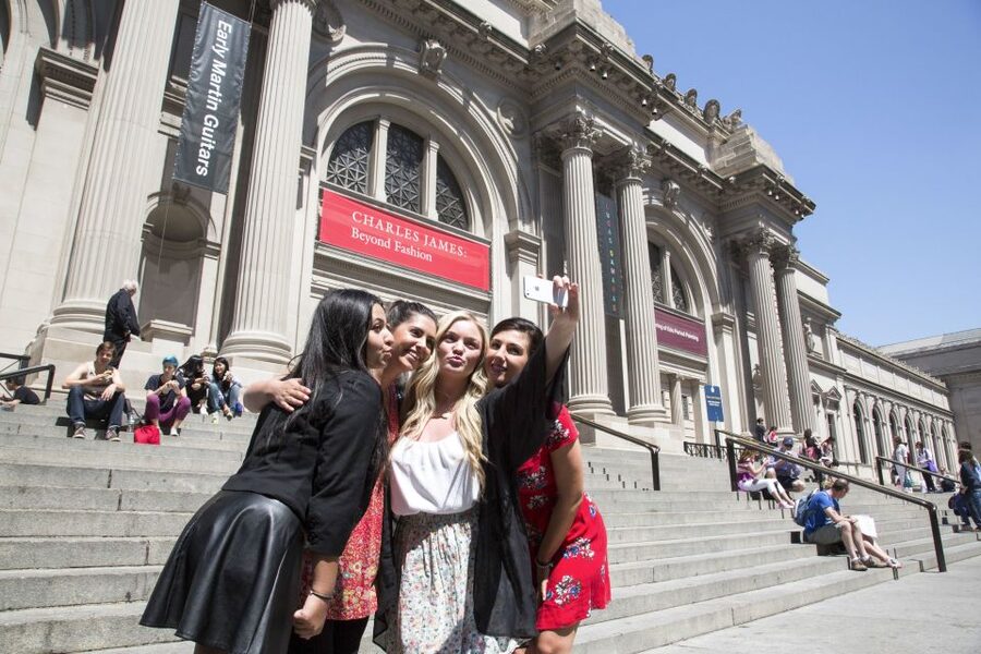 NYC: Gossip Girl Sites Bus Tour - Holding court at the Met Steps