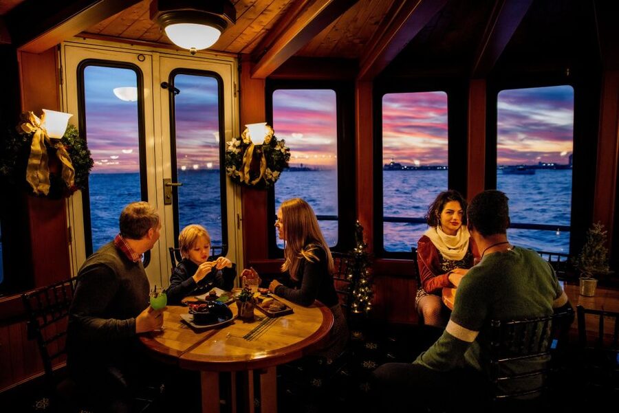 NYC: Holiday Yacht Cruise with Jazz, Cocoa & Carols - Practical timing and boarding advice