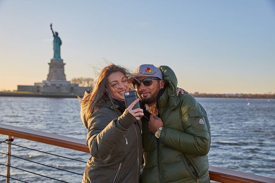 NYC: Holiday Yacht Cruise with Jazz, Cocoa & Carols - From Chelsea Piers to the lower harbor