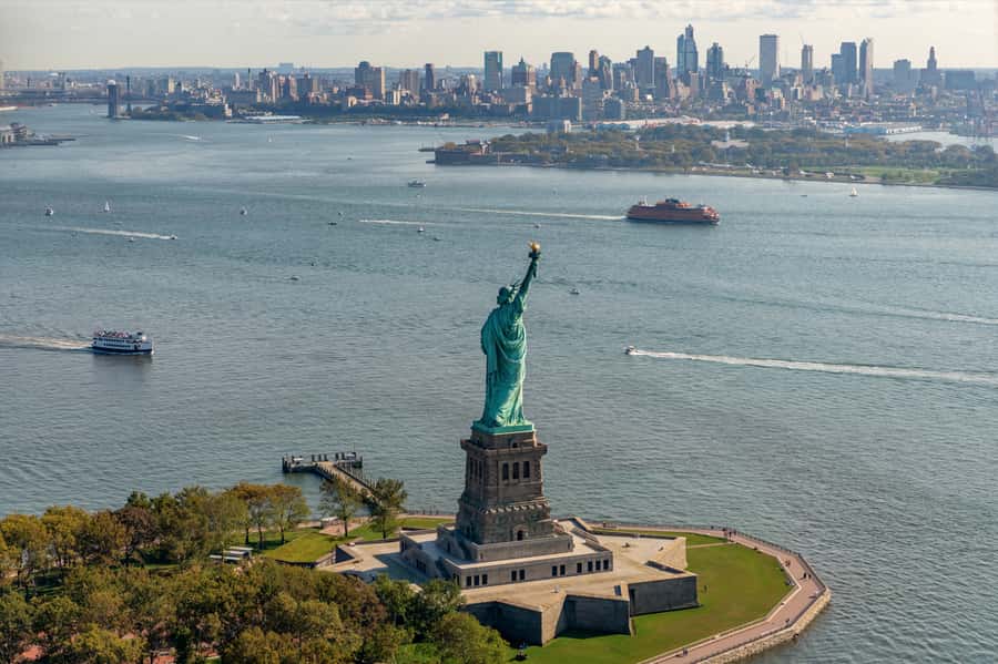 NYC: Manhattan Sightseeing Helicopter Tour - What the pilot and ground team add