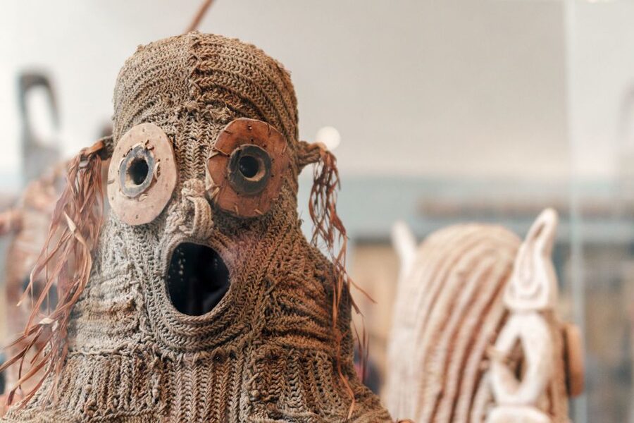 NYC: Meet the Met – Extended 3hr Small-Group Tour - Meeting the guide beneath the seated Pharaoh