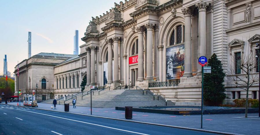 NYC: Metropolitan Museum of Art Highlights Tour - Meeting the guide inside the Great Hall