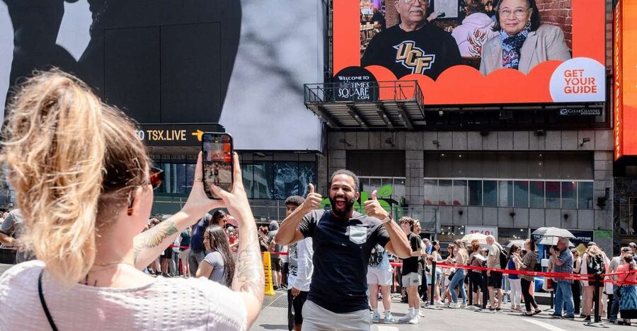 NYC: See Yourself on a Times Square Billboard for 24 Hours - Timing your visit around the 24-hour window