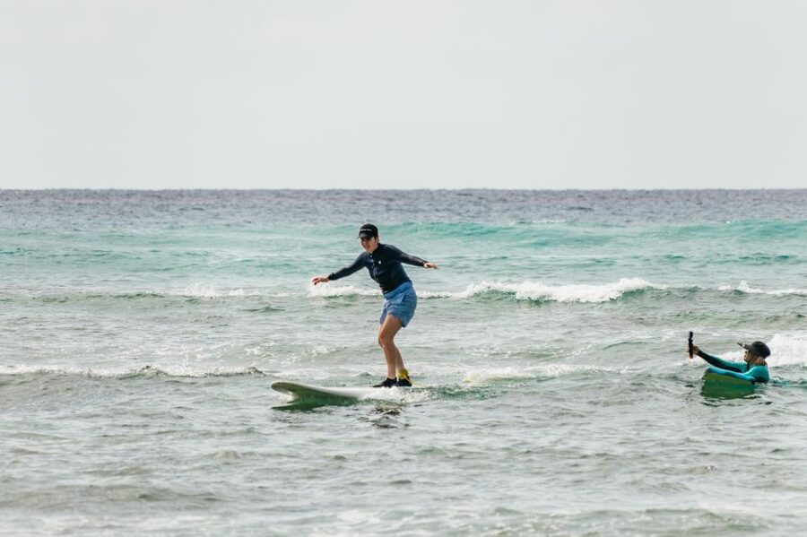 Oahu: Beginner-Friendly Waikiki Beach Surfing Lesson - Key points at a glance