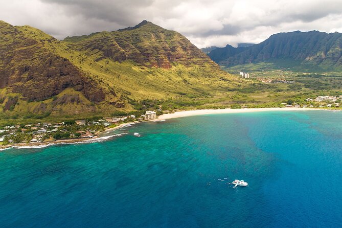 Oahu Dolphin and Snorkel Tour with Waikiki Pickup & Lunch - Lunch, hula, and the boat’s easygoing mood