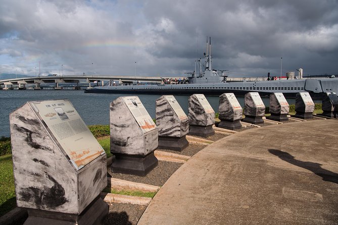 Oahu: Pearl Harbor USS Arizona Memorial Small Group Tour - Downtown Honolulu in half an hour