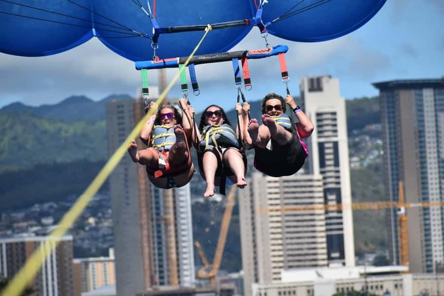 Oahu: Waikiki Parasailing - Rising above Waikiki Beach