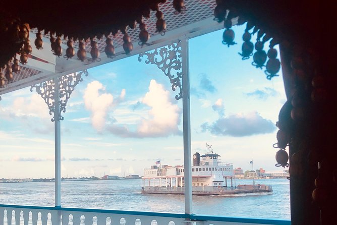 Paddlewheeler Creole Queen Historic Mississippi River Cruise - Why this cruise gives New Orleans a different point of view