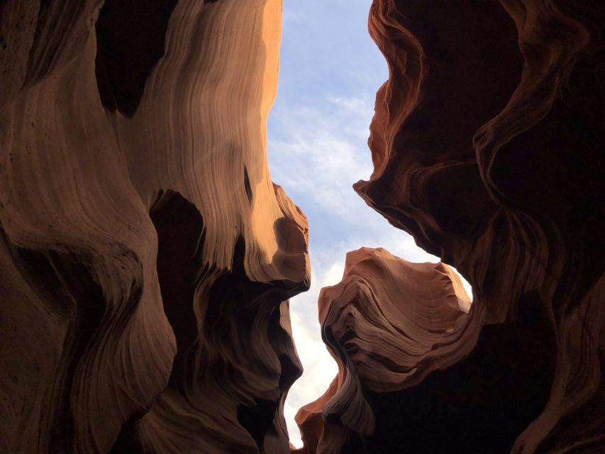 Page: Lower Antelope Canyon Tour with Trained Navajo Guide - Walking into the slot canyon