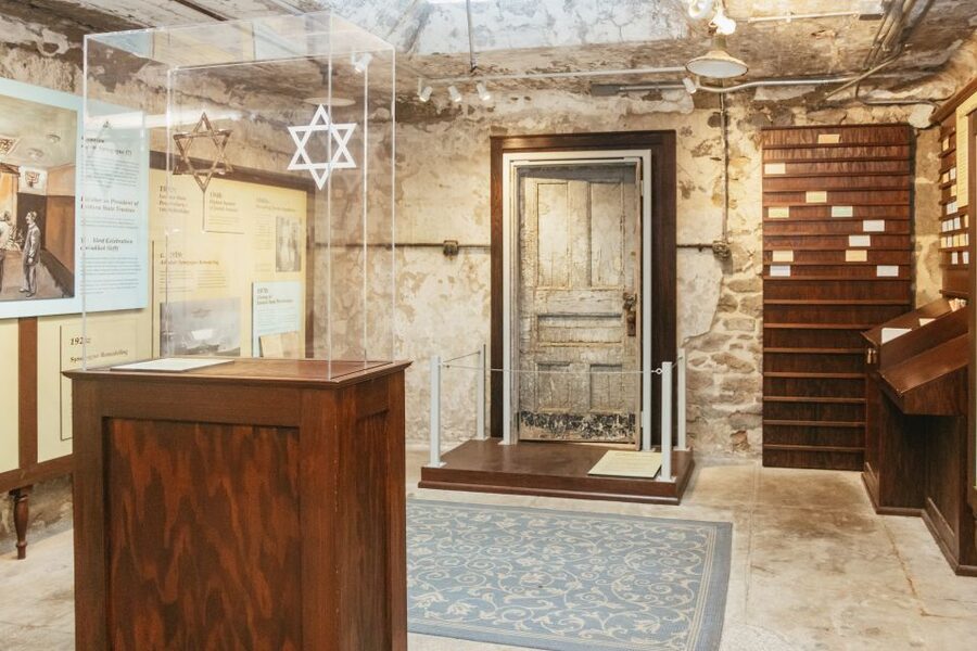 Philadelphia: Eastern State Penitentiary Admission - Al Capone’s surprisingly comfortable cell