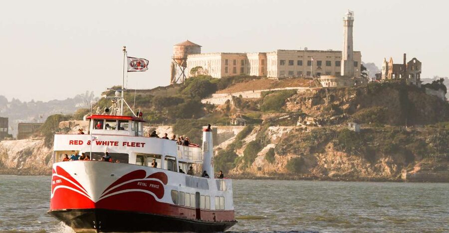 San Francisco: Golden Gate Bay Cruise - Leaving the waterfront and passing Hyde Street Pier