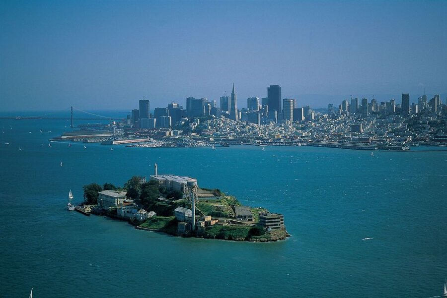 San Francisco: Hop-On Hop-Off Deluxe Bus Tour with 20 Stops - Live guides, audio languages, and bus condition