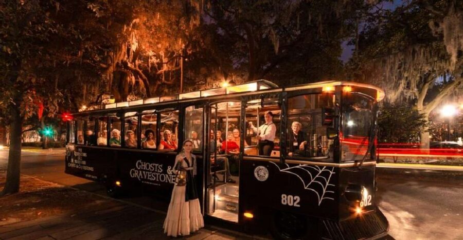 Savannah: Ghosts and Gravestones Tour with Low House Entry - The Pirate’s House and Savannah’s square-by-square stories