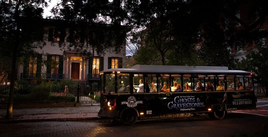 Savannah: Ghosts and Gravestones Tour with Low House Entry - Colonial Park Cemetery after dark