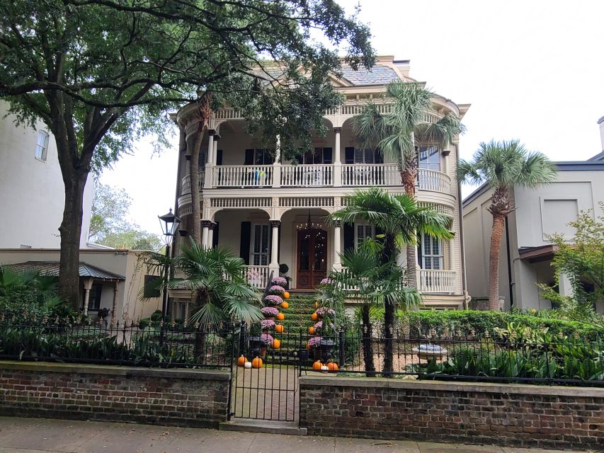 Savannah: Old Town Hop-On Hop-Off Trolley Tour - The guides are a major part of the ride