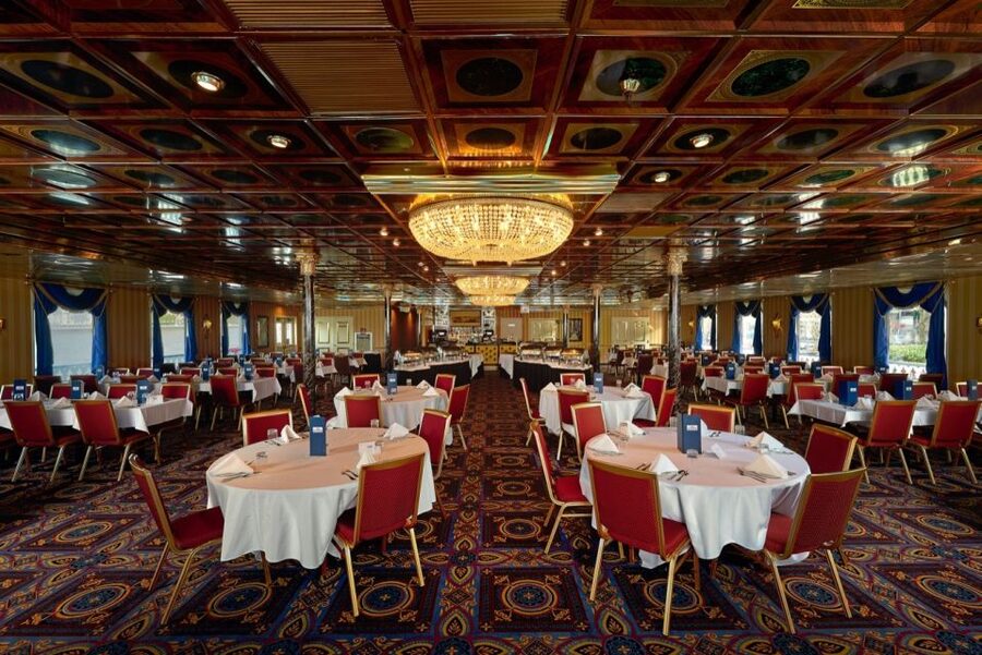Savannah: Sightseeing Lunch Cruise - The Southern buffet, from shrimp and grits to peach cobbler