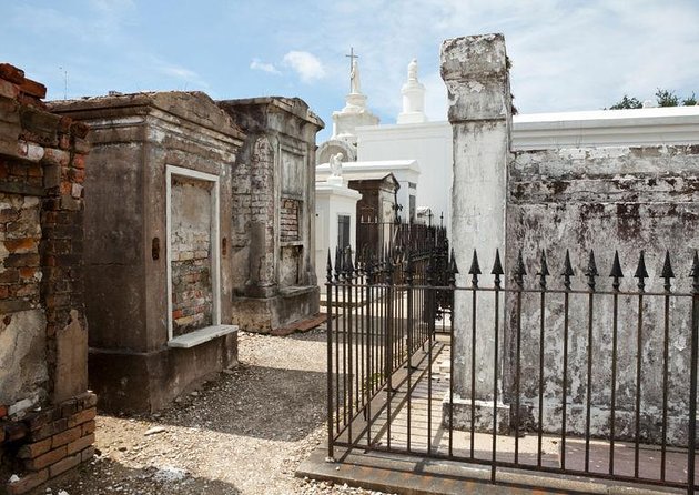 St. Louis Cemetery No. 1 Official Walking Tour - Tomb etiquette and practical comfort