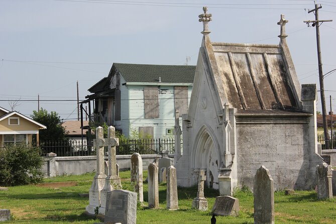 The Galveston Cemetery Tour - Walk With The Dead! - What the guide adds to the experience