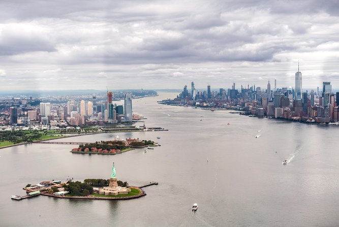 The Manhattan Helicopter Tour of New York - Midtown skyscrapers from a helicopter seat