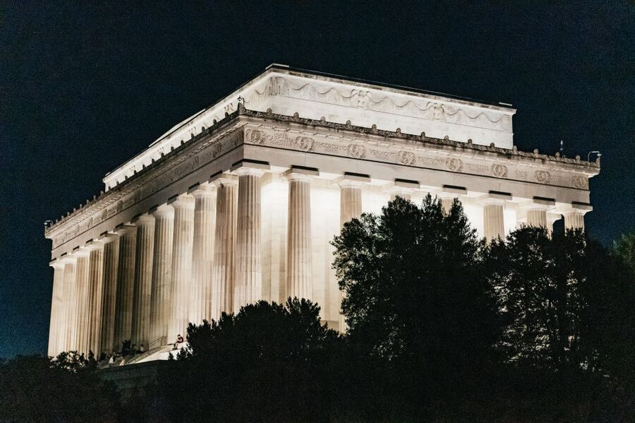 Washington DC: Monuments by Moonlight Nighttime Trolley Tour - The guide can make or break the evening